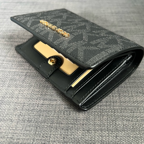 NEW MICHAEL KORS LEATHER MEDIUM SLIM WALLET - Picture 4 of 12